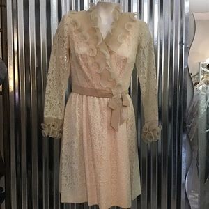 Vintage Ronnie Dress measures. 17” pit to pit. Waist 16 “ so vintage 32” waist